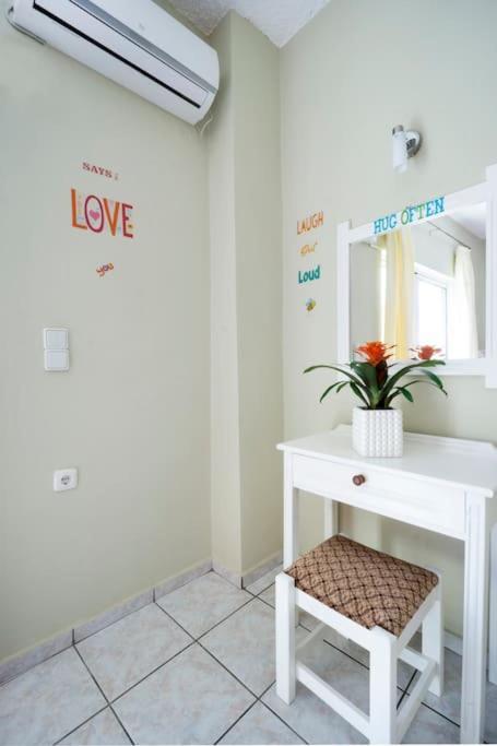 Steps From The Beach Aprt 하니아 외부 사진